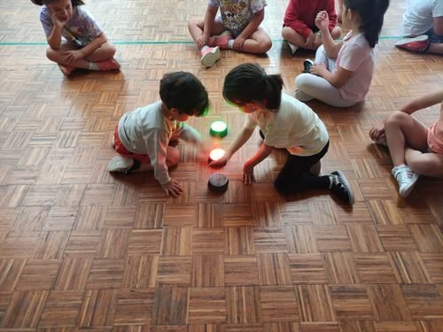 Niñas y niños trabajando actividades perceptivas y sensoriales en el Campus EDUKAJUDO