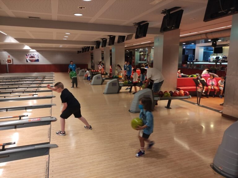 Alumnado del Campus EDUKAJUDO en una sesión de bolos