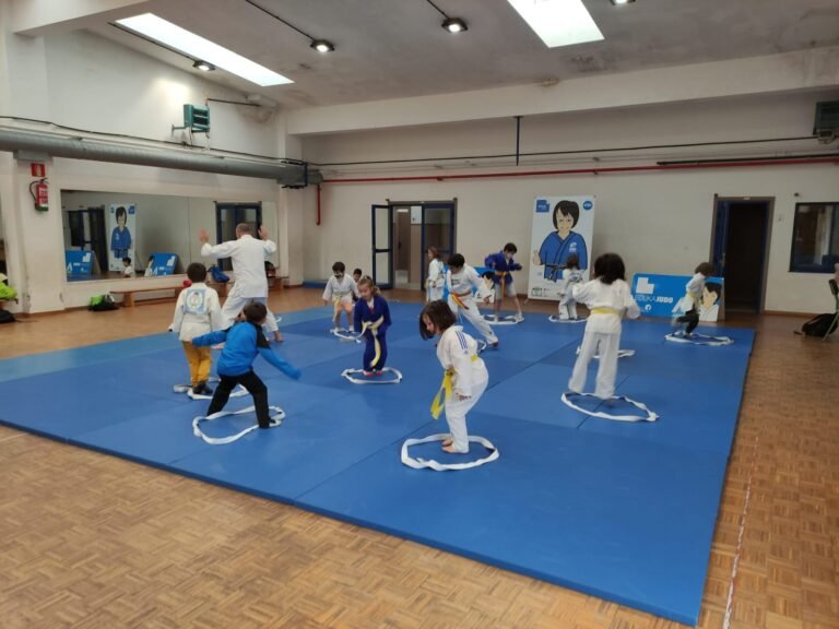 Sesión de judo educativo en el tatami durante el Campus EDUKAJUDO de Arteixo
