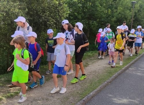 Grupo del Campus EDUKAJUDO de Arteixo durante una ruta de senderismo