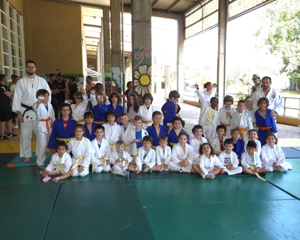 El CEIP Juan Fernández Latorre despide el curso con una clase de judo para las familias