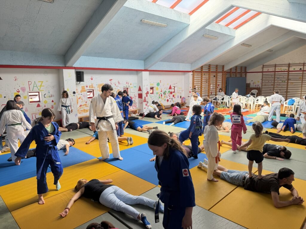 Padres e hijos jugando al judo.