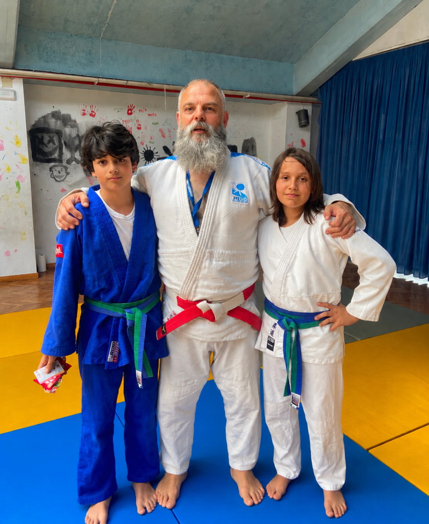 Juan, con dos de sus judokas.