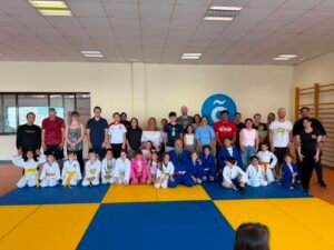 El CEIP Sagrada Familia despide el curso con una clase de judo en familia