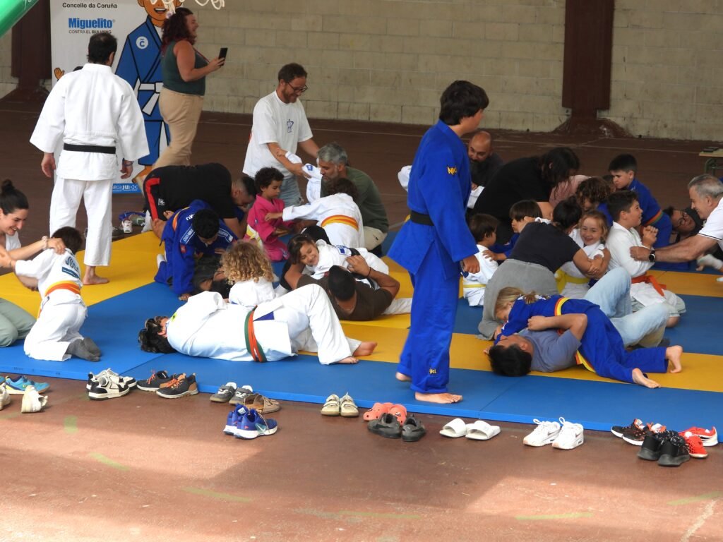Padres e hijos, haciendo judo suelo.