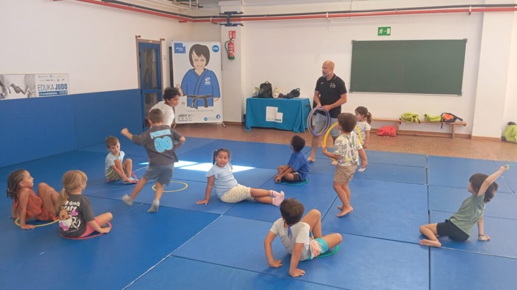 Niños practicando judo en el tatami del Campus EDUKAJUDO Arteixo