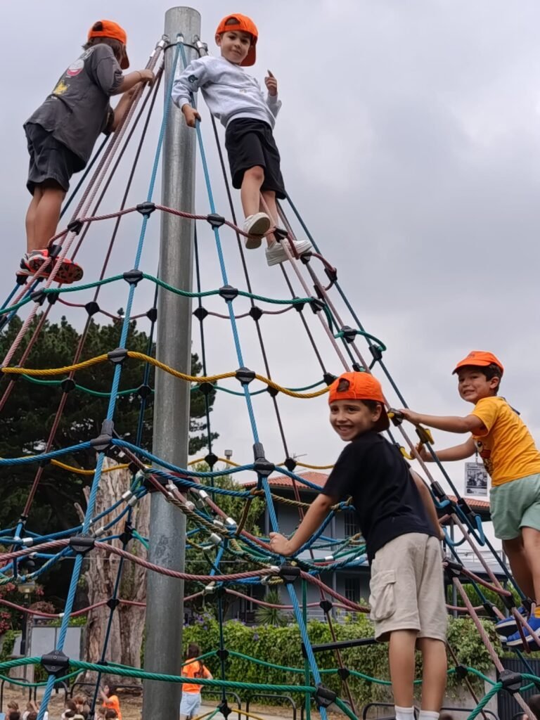 Niños en el parque de aventura del Campus EDUKAJUDO Arteixo