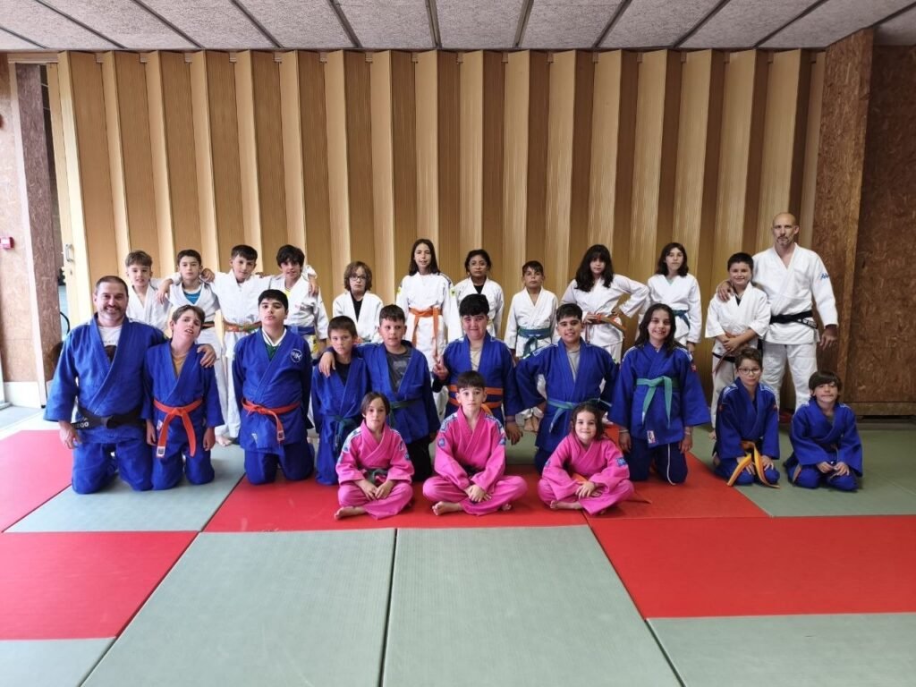 Momentos de juego y compañerismo durante el campamento.